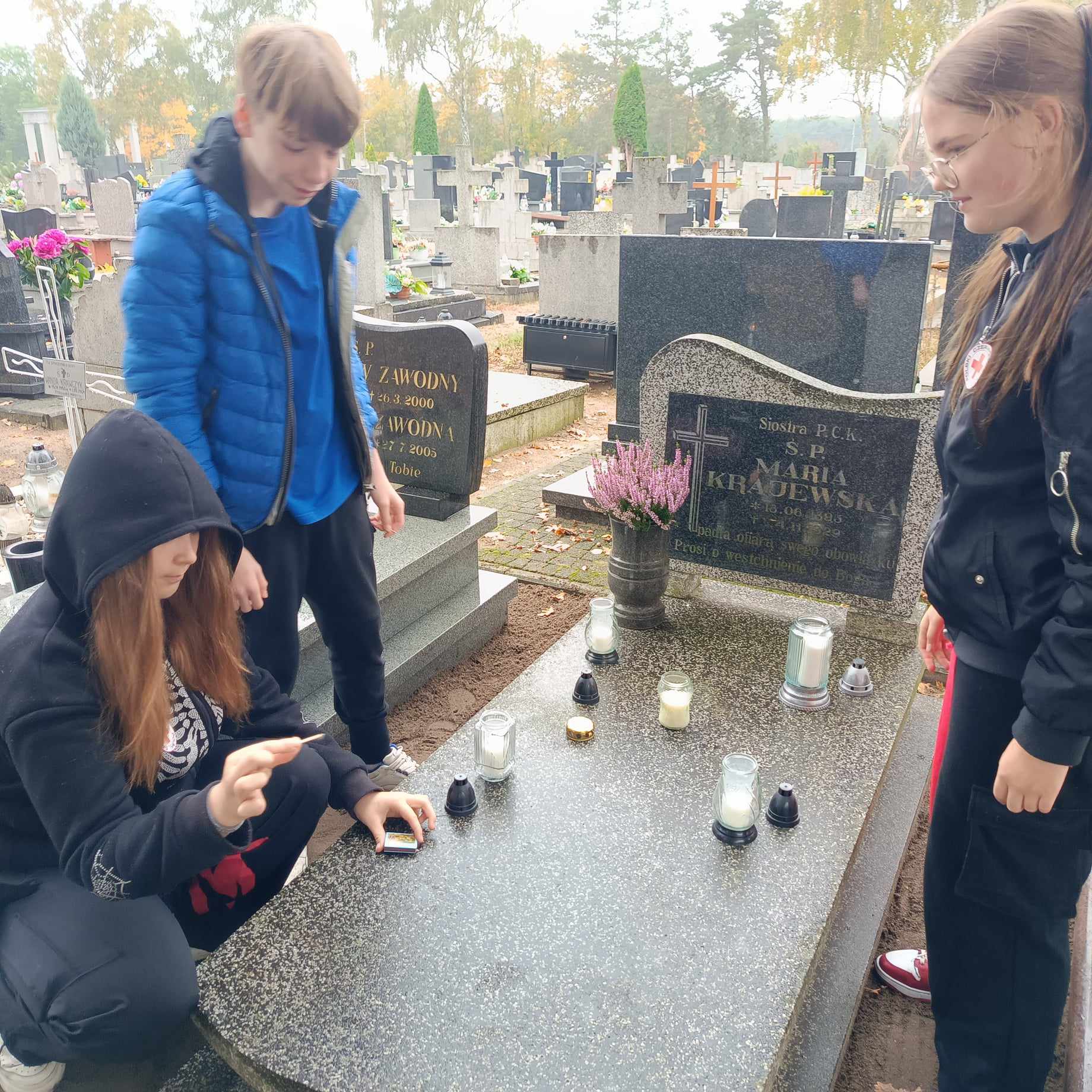Dziaalno Szkolnego Koa PCK 2023 - wyjazd na cmentarz