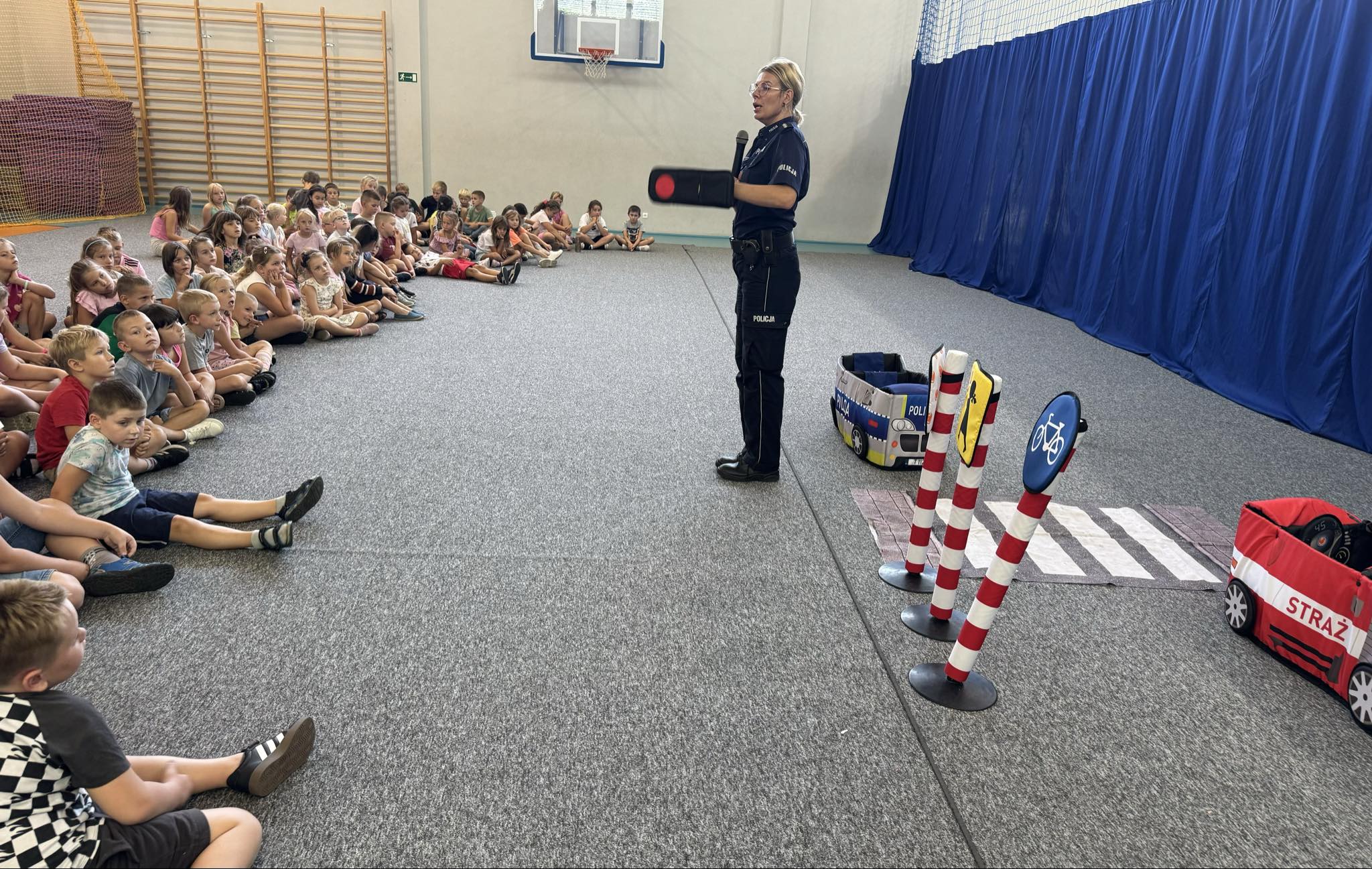 Spotkanie uczniw klas I - III z funkcjonariuszk policji