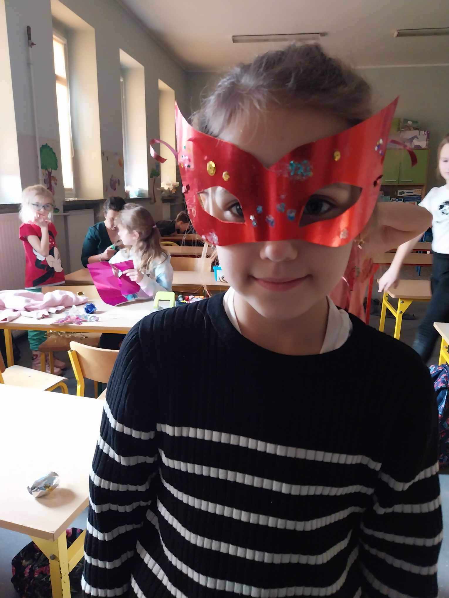 Maski karnawaowe w wietlicy szkolnej