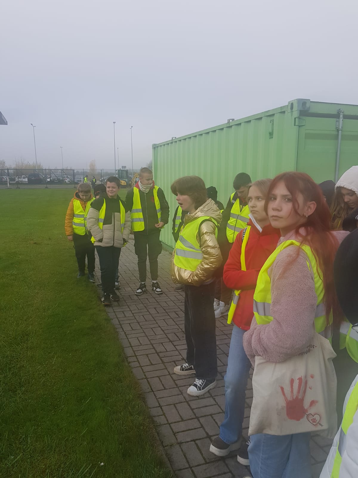 Wizyta uczniw klas 6b i 8b w Komendzie Powiatowej Policji w Jarocinie i WCR