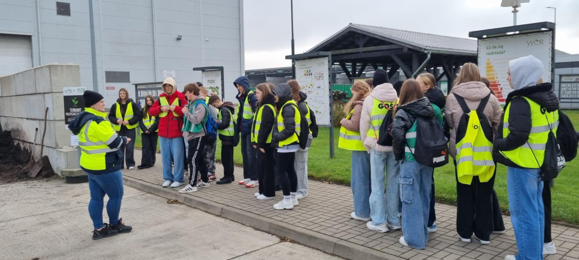 Wizyta uczniw klas 6b i 8b w Komendzie Powiatowej Policji w Jarocinie i WCR