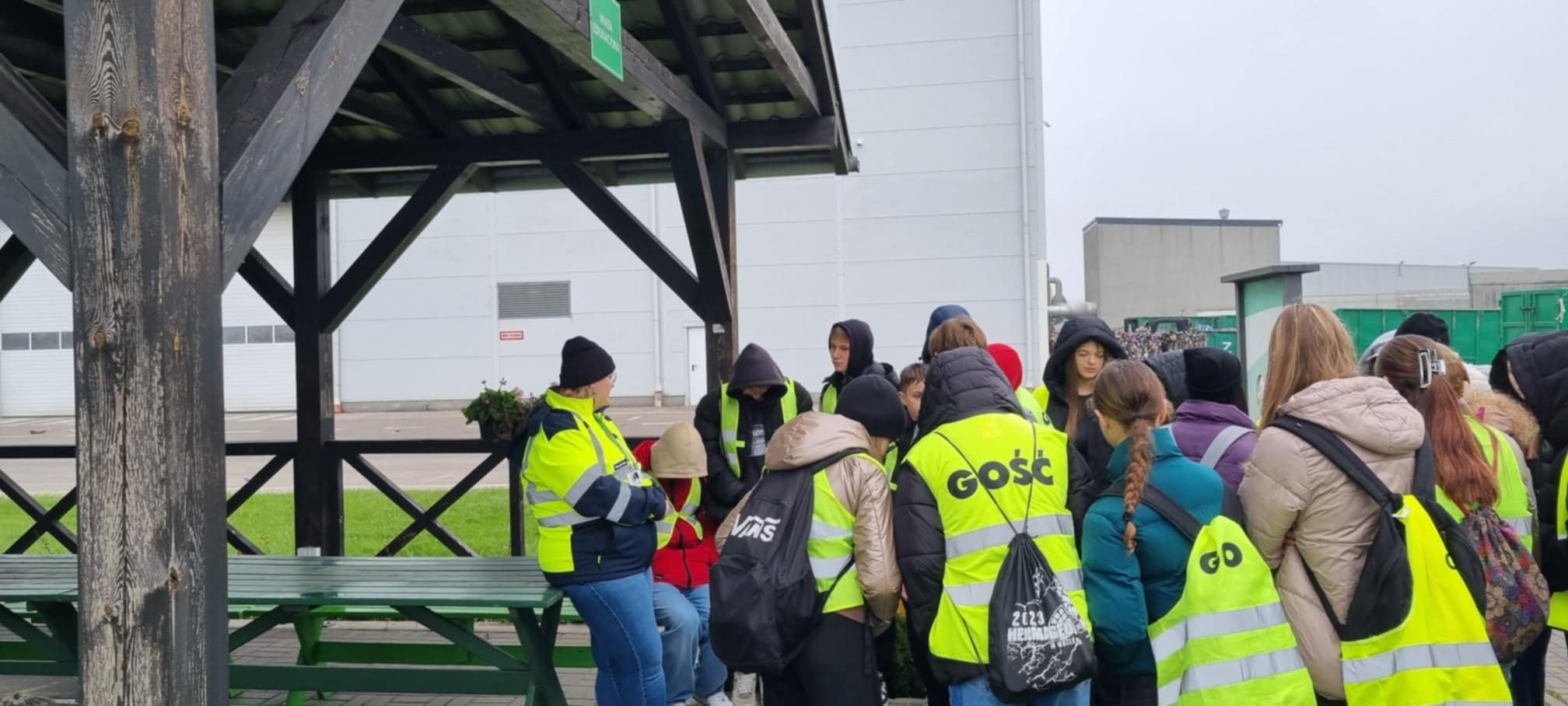 Wizyta uczniw klas 6b i 8b w Komendzie Powiatowej Policji w Jarocinie i WCR