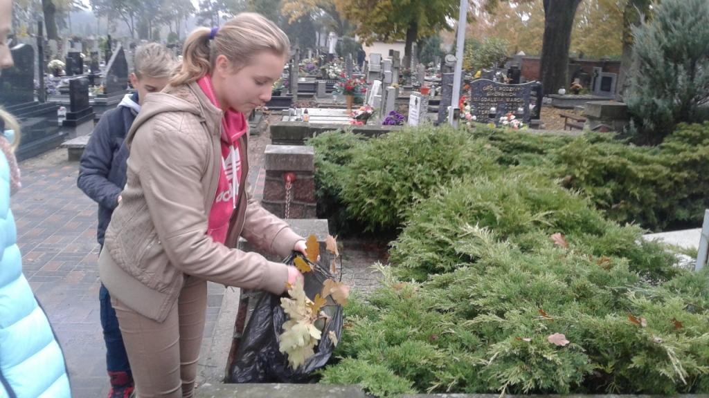 Dziaalno Szkolnego Koa PCK Szkoa Podstawowa - wyjazd na cmentarz