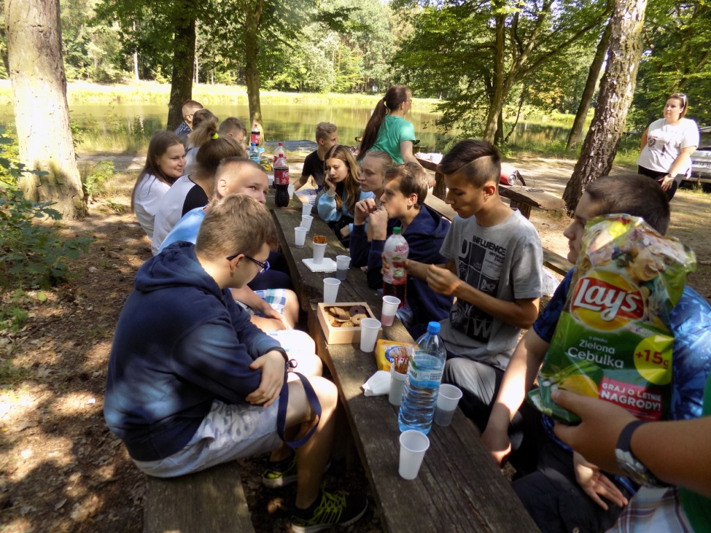 Wycieczka uczniw klasy II gimnazjum do parku w Tarcach