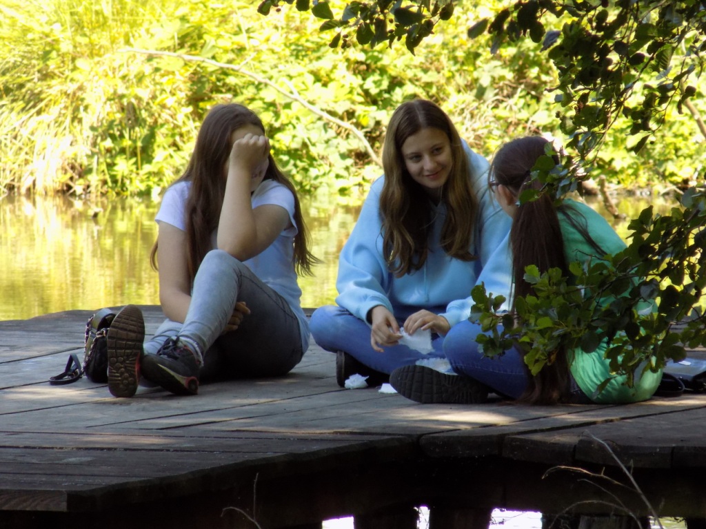Wycieczka uczniw klasy II gimnazjum do parku w Tarcach