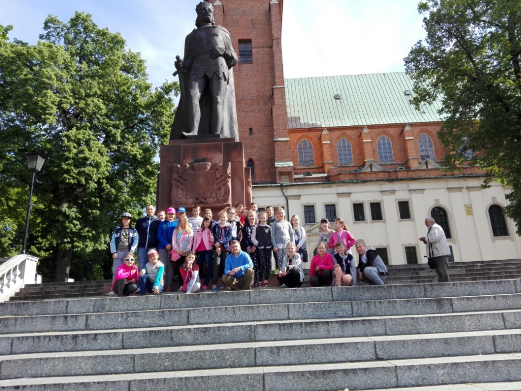 Wycieczka uczniw klasy IV Szlakiem Piastowskim
