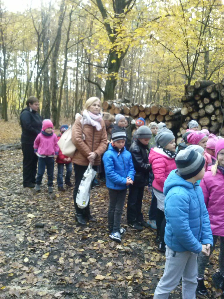 Wycieczka uczniw klas II szkoy podstawowej do pobliskiego lasu i spotkanie z leniczym