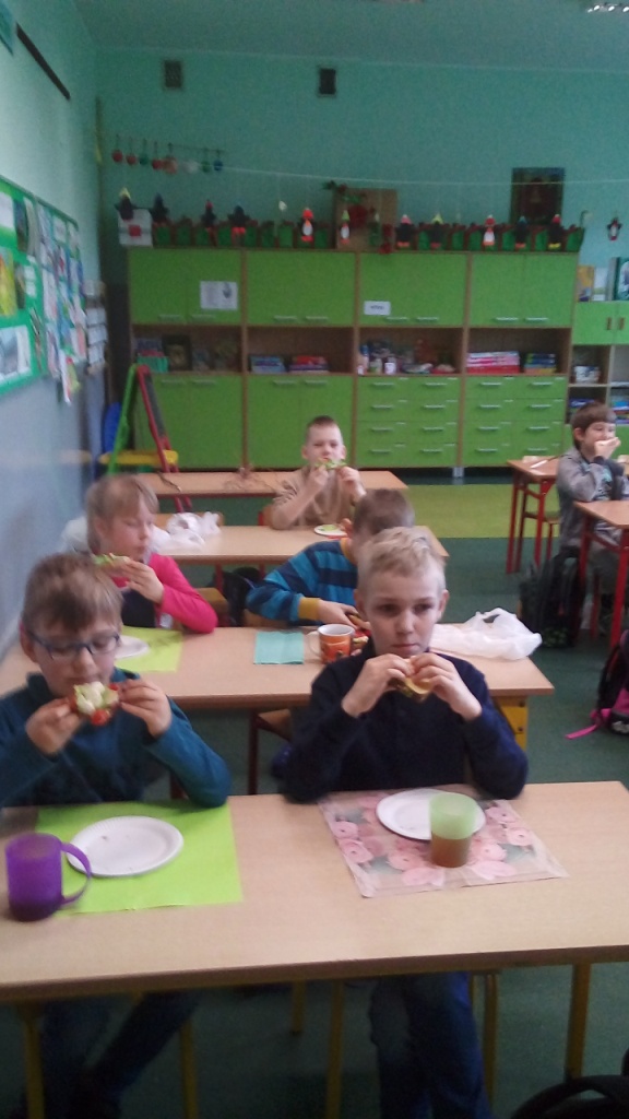 Zdrowe kanapki w wykonaniu dzieci z klas drugich