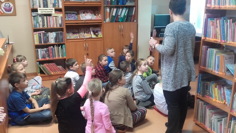Uczniowie klasy IIIa w Filii nr 2 Biblioteki Publicznej Miasta i Gminy Jarocin
