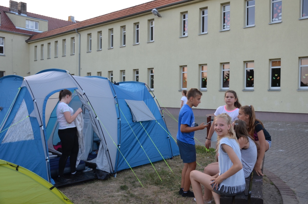 Noc w szkole uczniw klasy IV i VI - Biwak pod namiotami