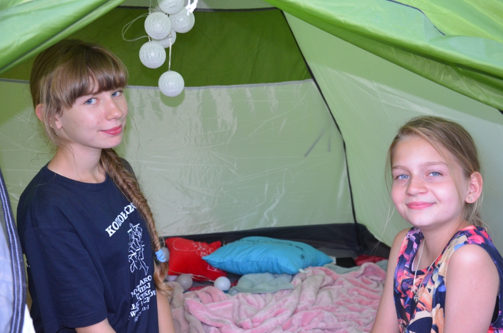 Noc w szkole uczniw klasy IV i VI - Biwak pod namiotami