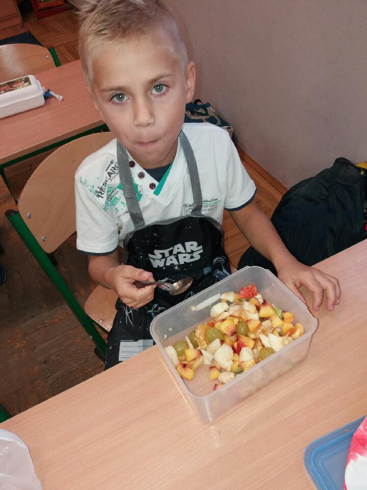 Program Owoce i warzywa w szkole - przygotowanie saatki przez uczniw klasy 1b