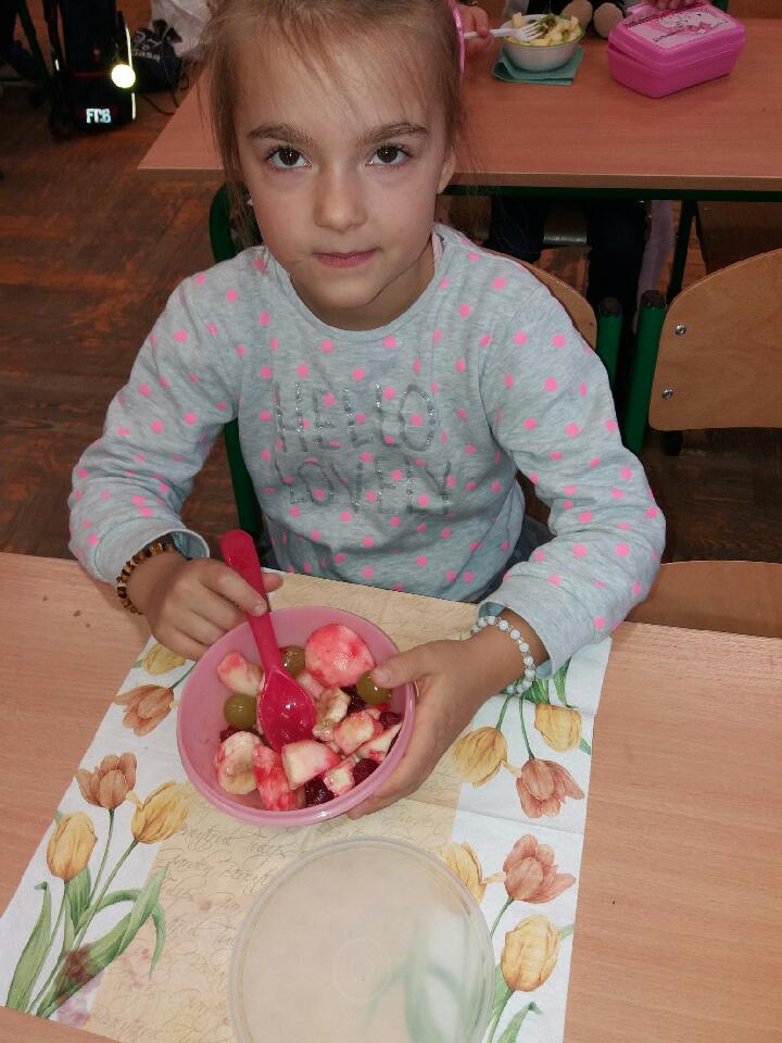 Program Owoce i warzywa w szkole - przygotowanie saatki przez uczniw klasy 1b