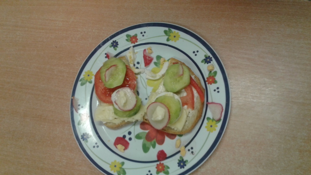 Program Owoce i warzywa w szkole - przygotowanie kanapek przez uczniw klasy 2