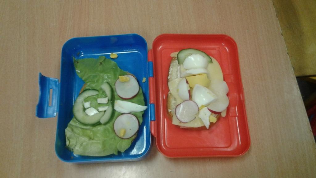 Program Owoce i warzywa w szkole - przygotowanie kanapek przez uczniw klasy 2