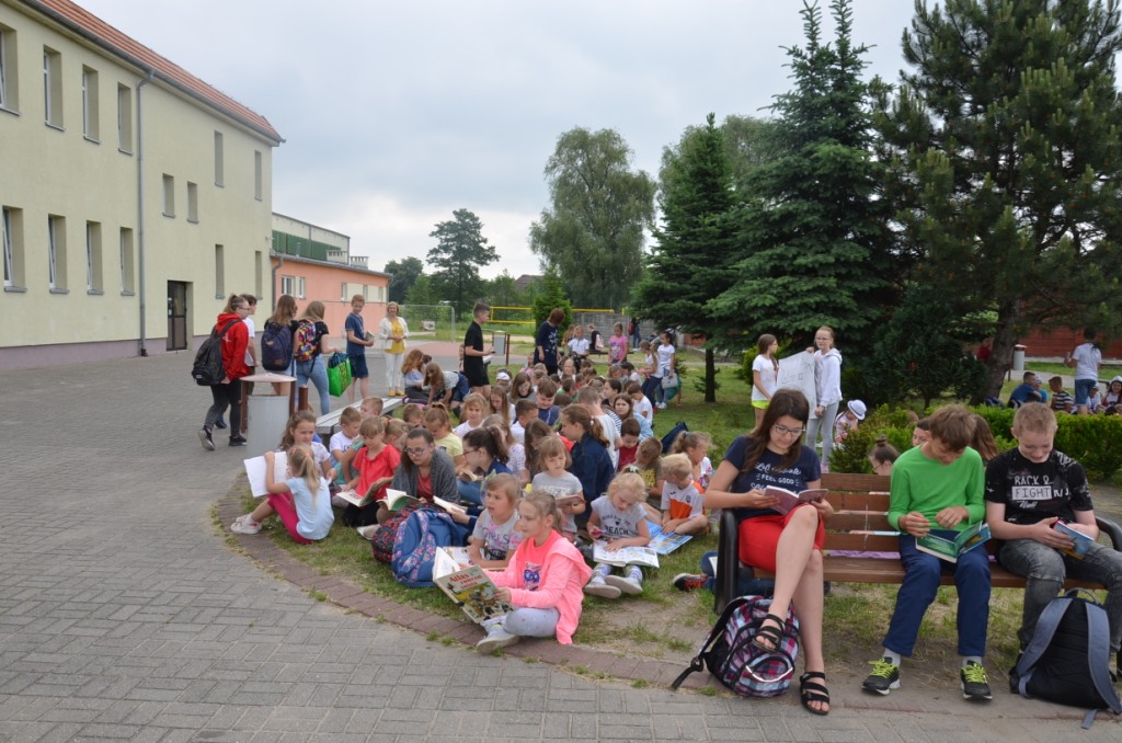 Akcja Jak nie czytam, jak czytam - czytanie na trawie