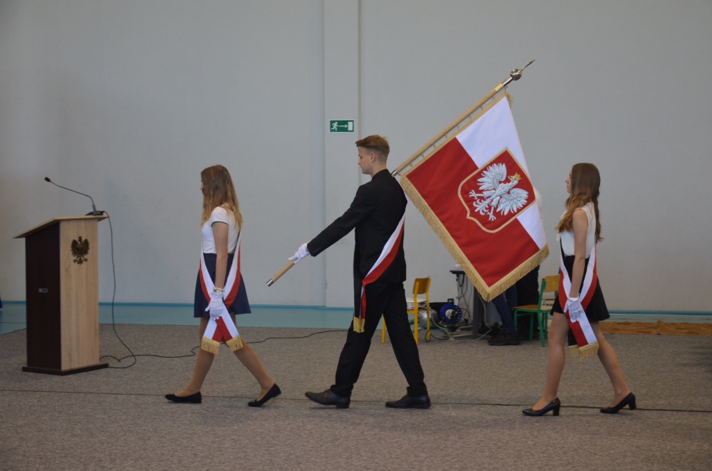 Akademia z okazji Dnia Edukacji Narodowej.lubowanie pierwszoklasistw 2018j