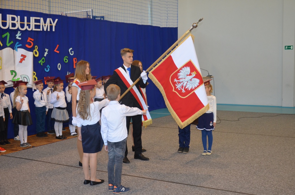 Akademia z okazji Dnia Edukacji Narodowej.lubowanie pierwszoklasistw 2018j