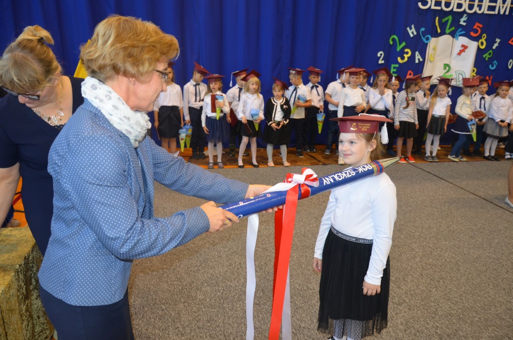 Akademia z okazji Dnia Edukacji Narodowej.lubowanie pierwszoklasistw 2018j