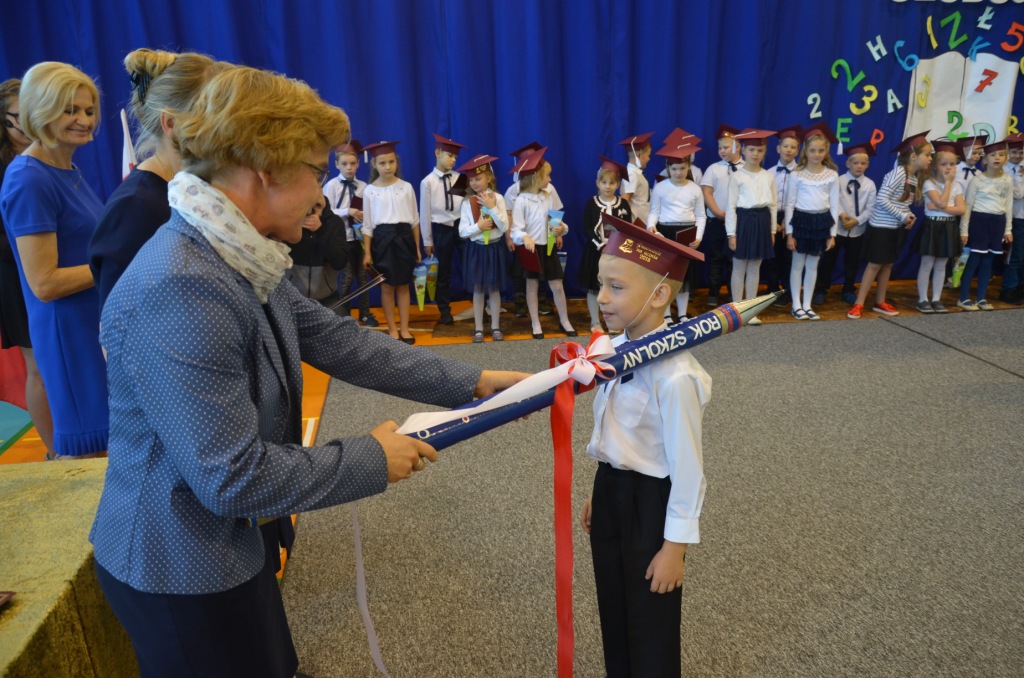 Akademia z okazji Dnia Edukacji Narodowej.lubowanie pierwszoklasistw 2018j