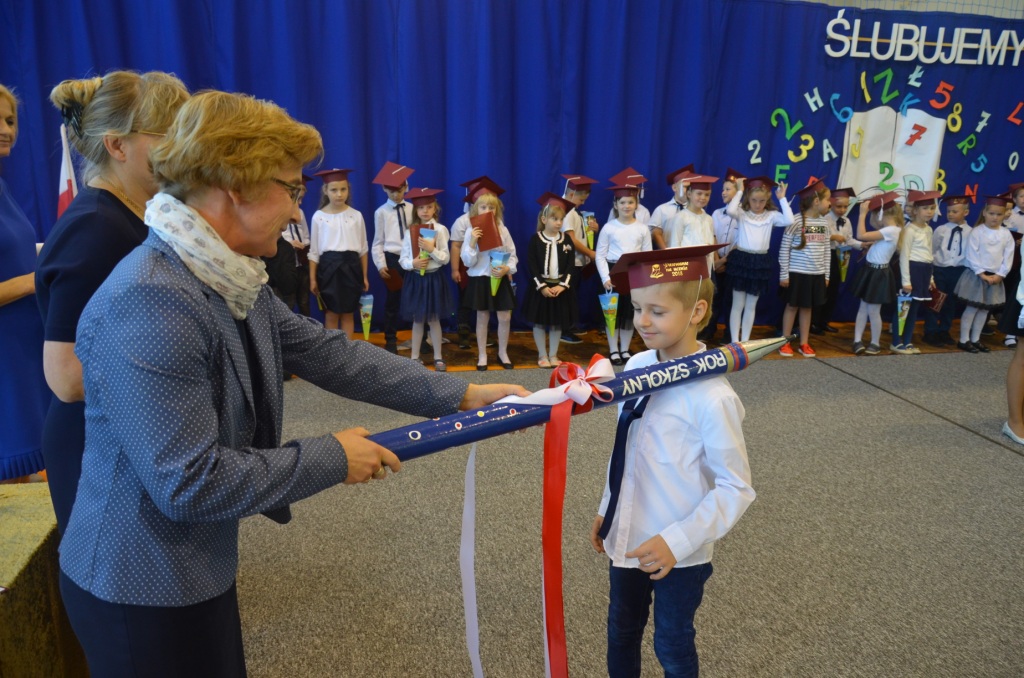 Akademia z okazji Dnia Edukacji Narodowej.lubowanie pierwszoklasistw 2018j