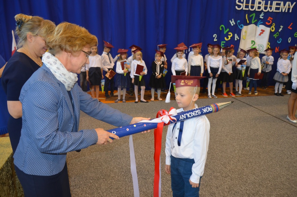 Akademia z okazji Dnia Edukacji Narodowej.lubowanie pierwszoklasistw 2018j