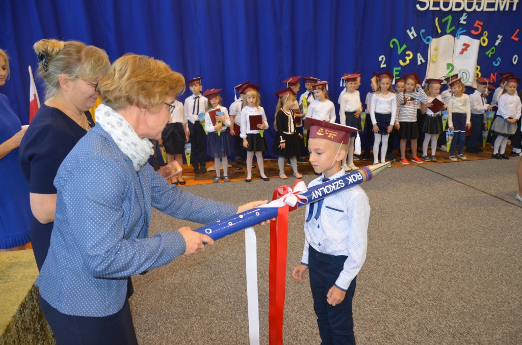 Akademia z okazji Dnia Edukacji Narodowej.lubowanie pierwszoklasistw 2018j