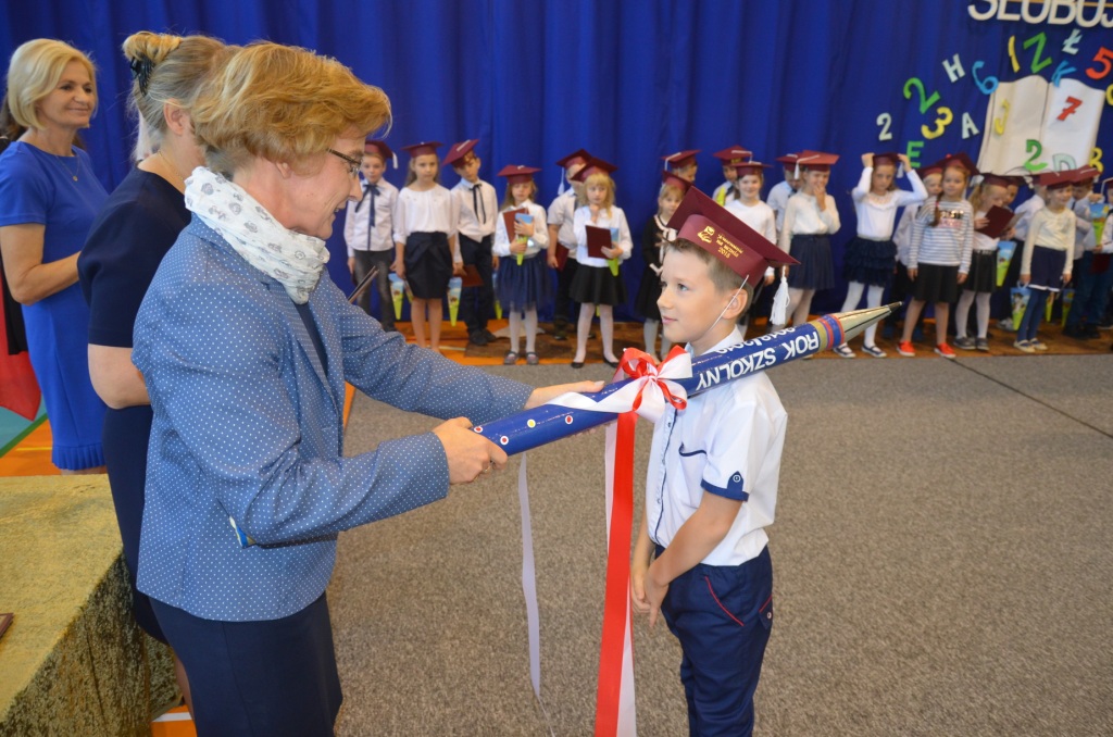 Akademia z okazji Dnia Edukacji Narodowej.lubowanie pierwszoklasistw 2018j