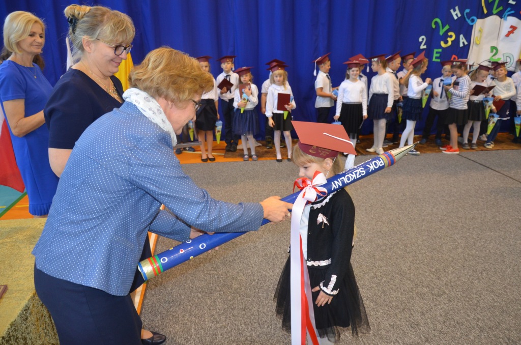 Akademia z okazji Dnia Edukacji Narodowej.lubowanie pierwszoklasistw 2018j