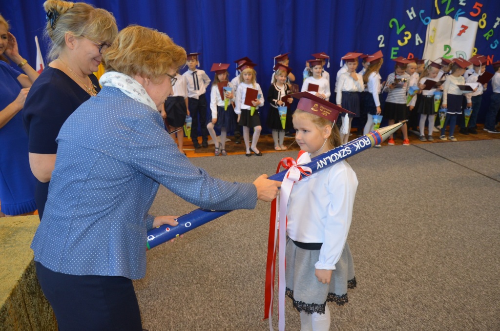 Akademia z okazji Dnia Edukacji Narodowej.lubowanie pierwszoklasistw 2018j