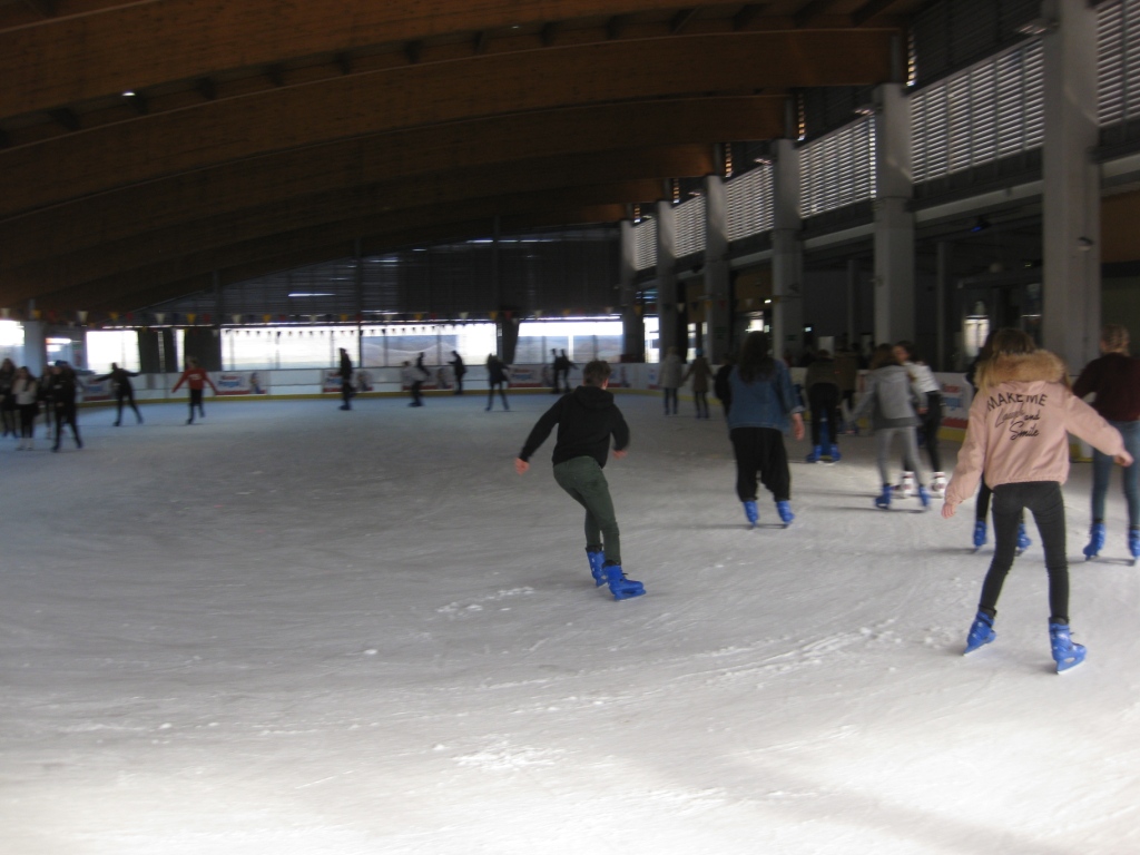 Wycieczka uczniw starszych klas na lodowisko do Aquaparku w Kaliszu