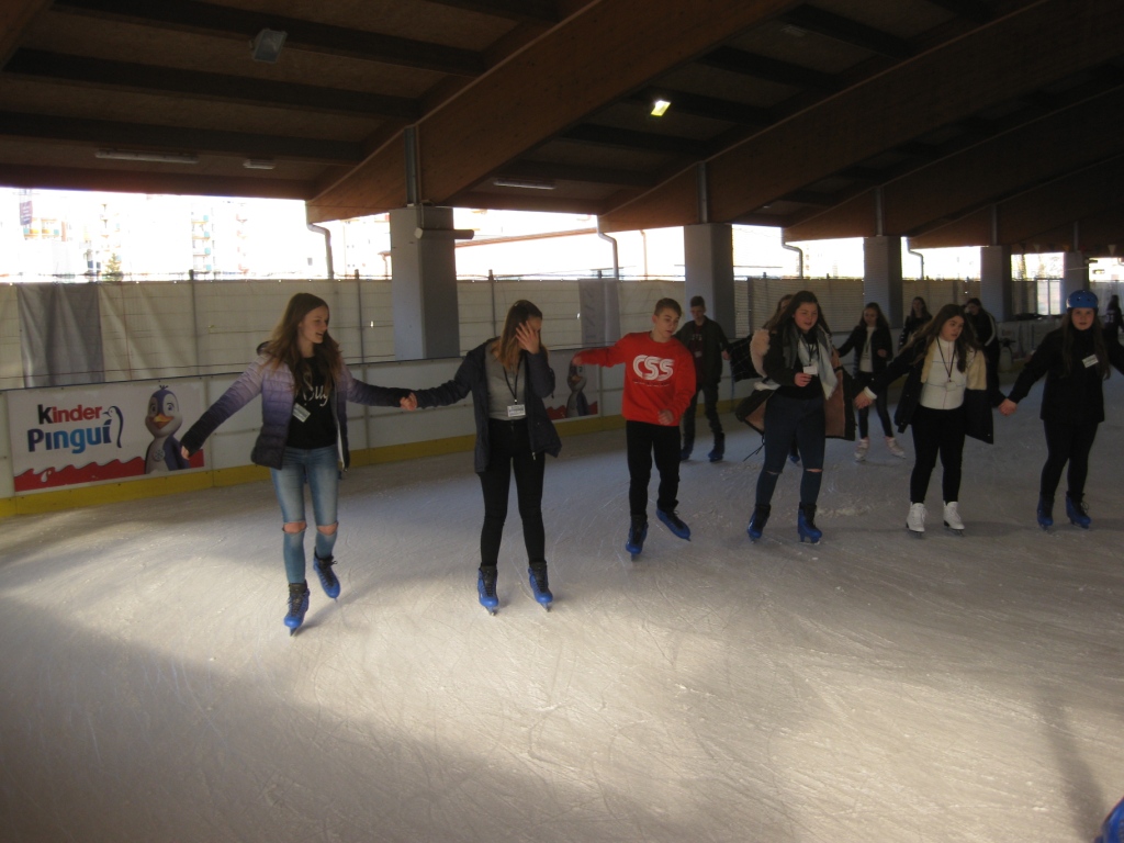 Wycieczka uczniw starszych klas na lodowisko do Aquaparku w Kaliszu