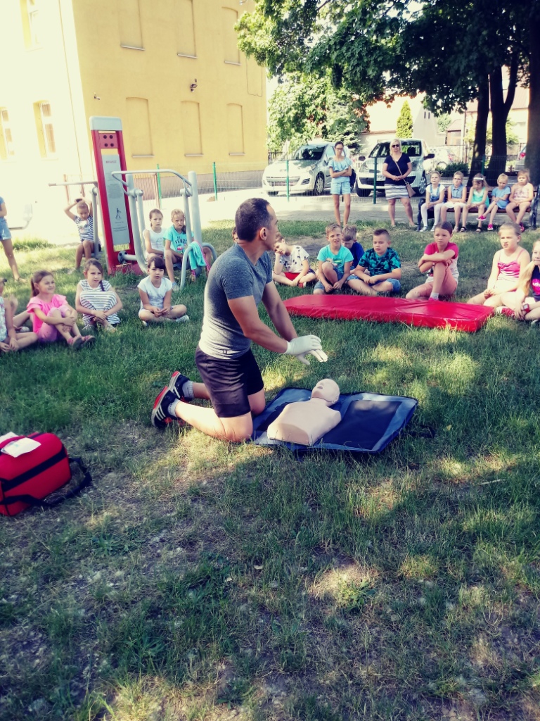 Pokaz udzielania  pierwszej pomocy dla najmodszych