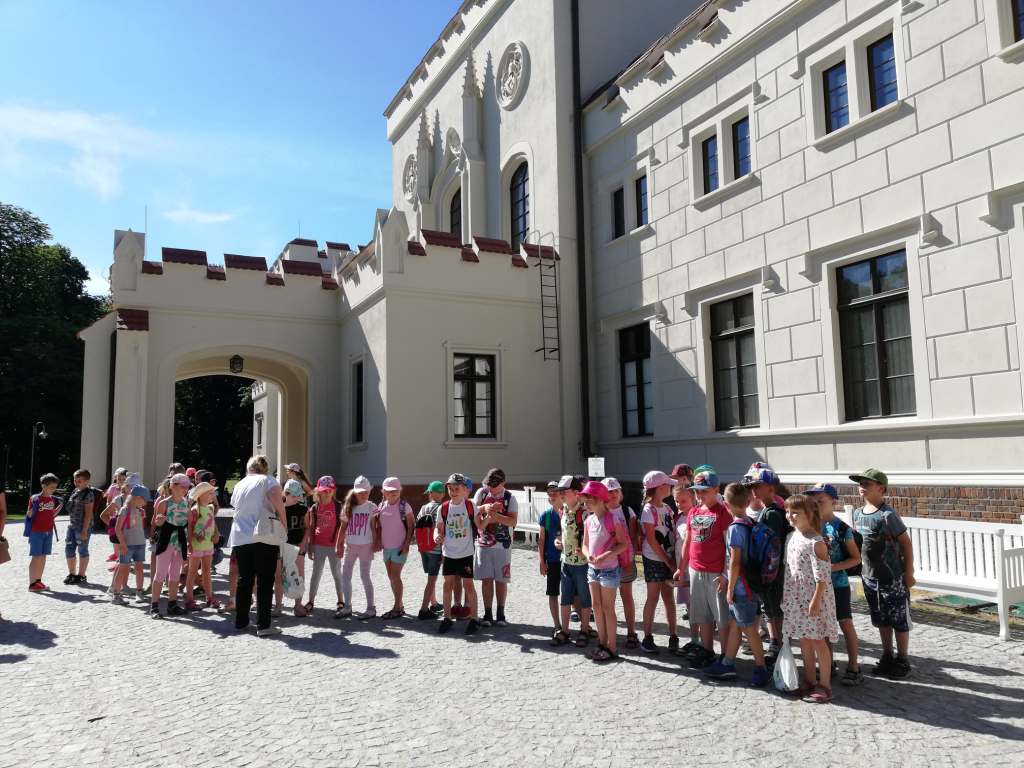 Wycieczka uczniw klas I - III do Parku Radoliskich i na Rynek w Jarocinie