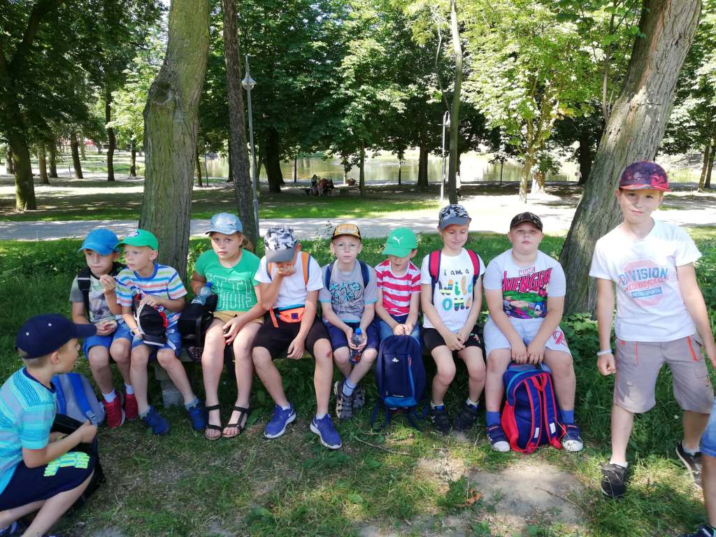 Wycieczka uczniw klas I - III do Parku Radoliskich i na Rynek w Jarocinie