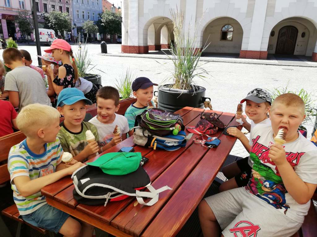 Wycieczka uczniw klas I - III do Parku Radoliskich i na Rynek w Jarocinie