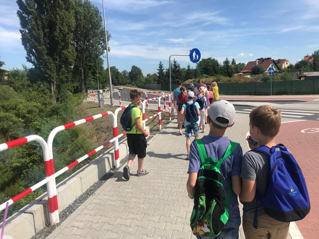 Wycieczka uczniw klasy IVa do siedziby ZGO i Policji, spacer po miecie