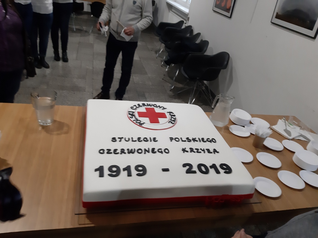 Czonkowie SK PCK na jubileuszu 100 letniej dziaalnoci Polskiego Czerwonego Krzya