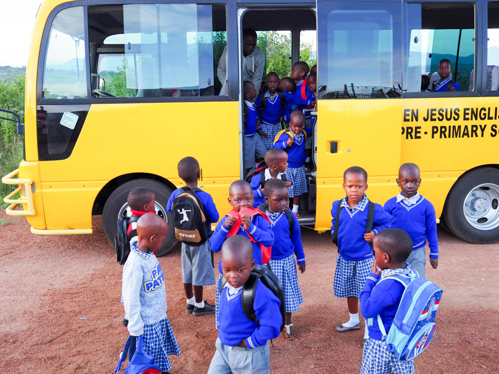 Jest autobus dla uczniw w Buturu - m. in. dziki akcjom Szkolnego Koa Caritas