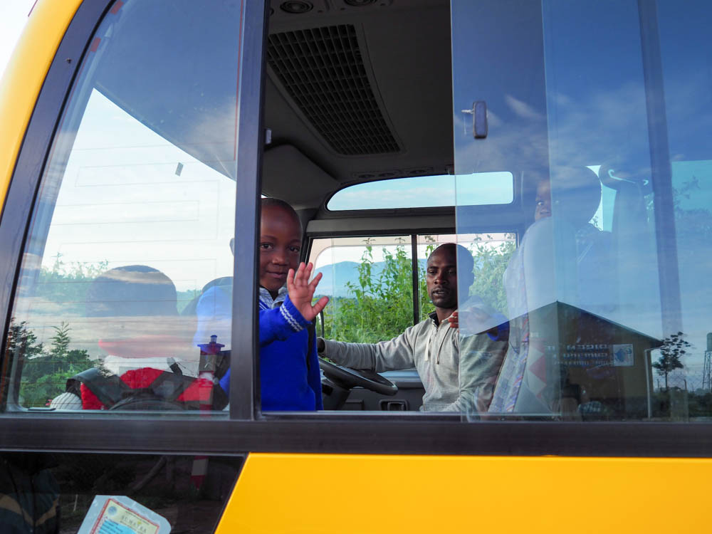 Jest autobus dla uczniw w Buturu - m. in. dziki akcjom Szkolnego Koa Caritas