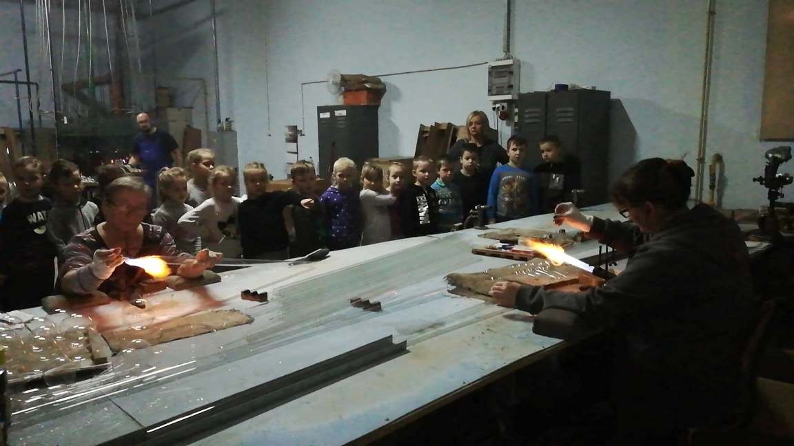 Wycieczka uczniw klas pierwszych do fabryki ozdb choinkowych
