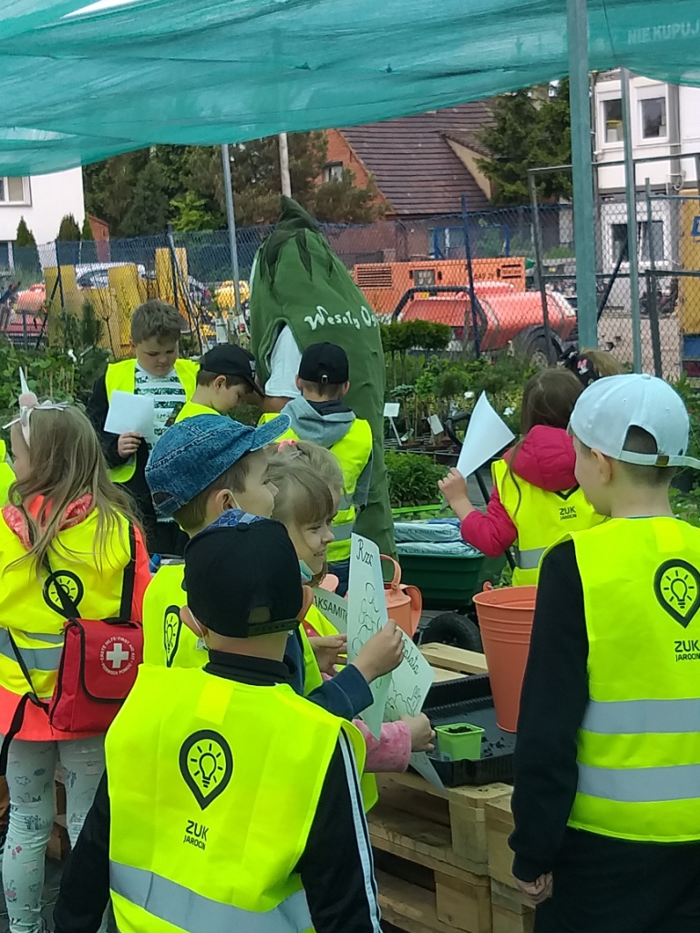 Wycieczka klas pierwszych do centrum ogrodniczego