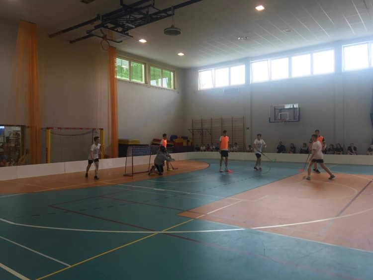 Unihokejowy sparing - gocie z Kotlina na zajciach SKS