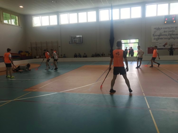 Unihokejowy sparing - gocie z Kotlina na zajciach SKS