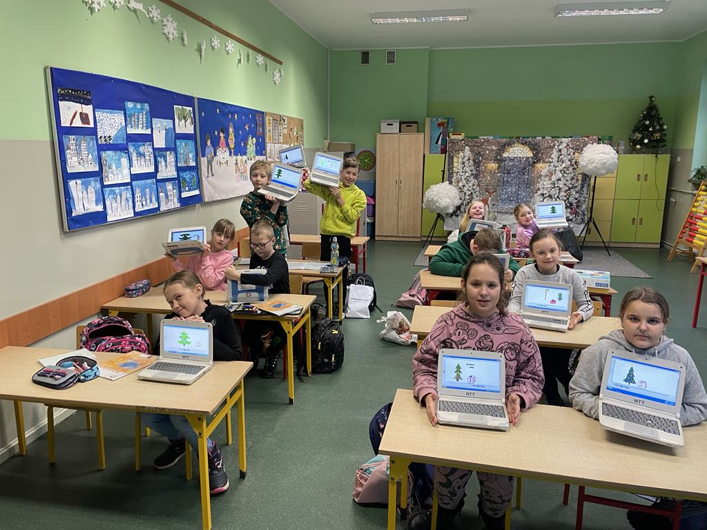 Klasa 3b poznaje moliwoci robota interaktywnego Bubble