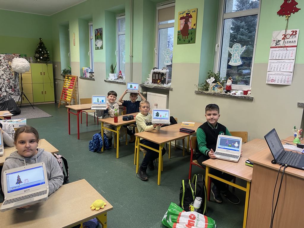 Klasa 3b poznaje moliwoci robota interaktywnego Bubble