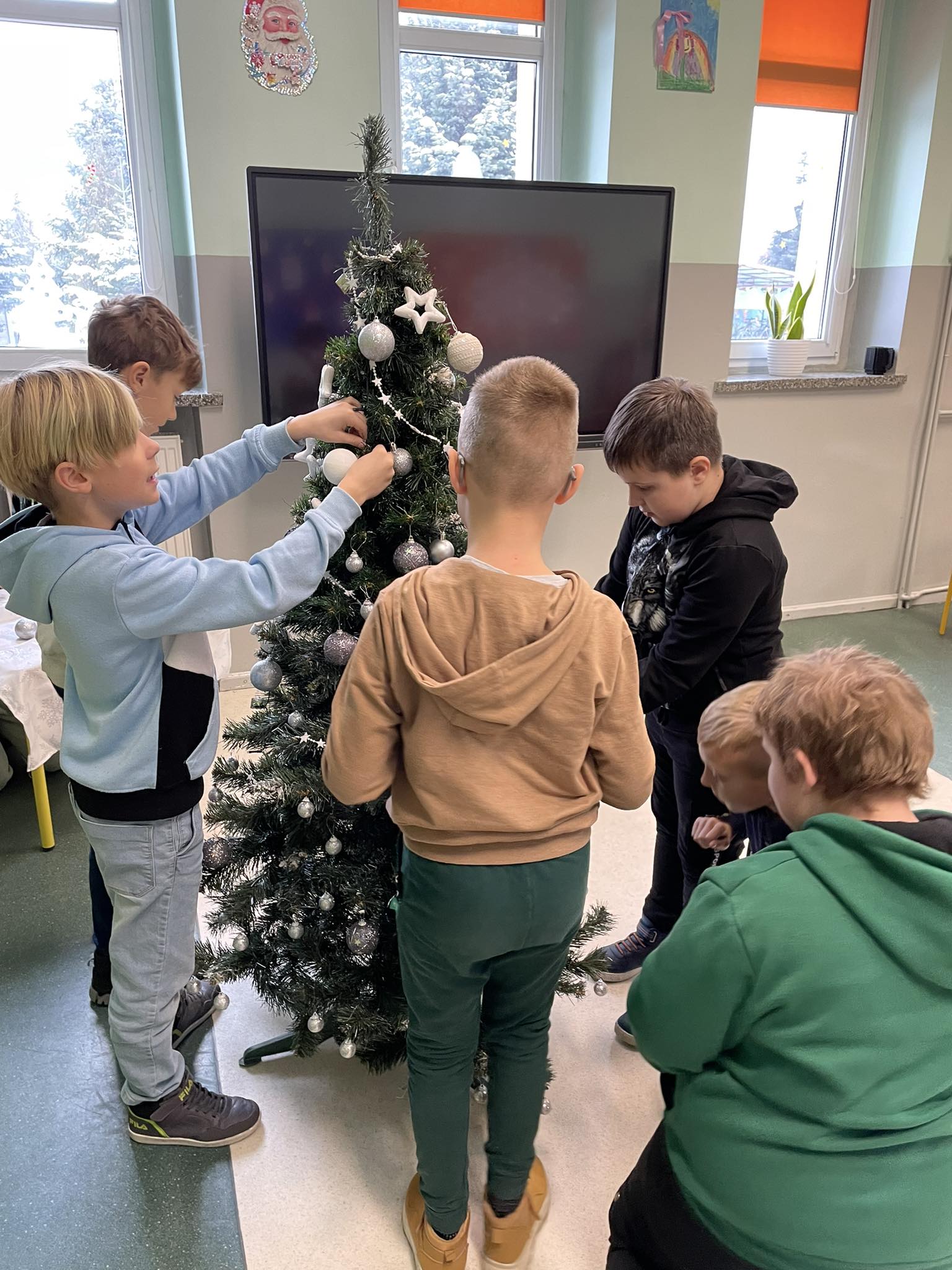 Uczniowie klas I-III w mikoajkowym nastroju