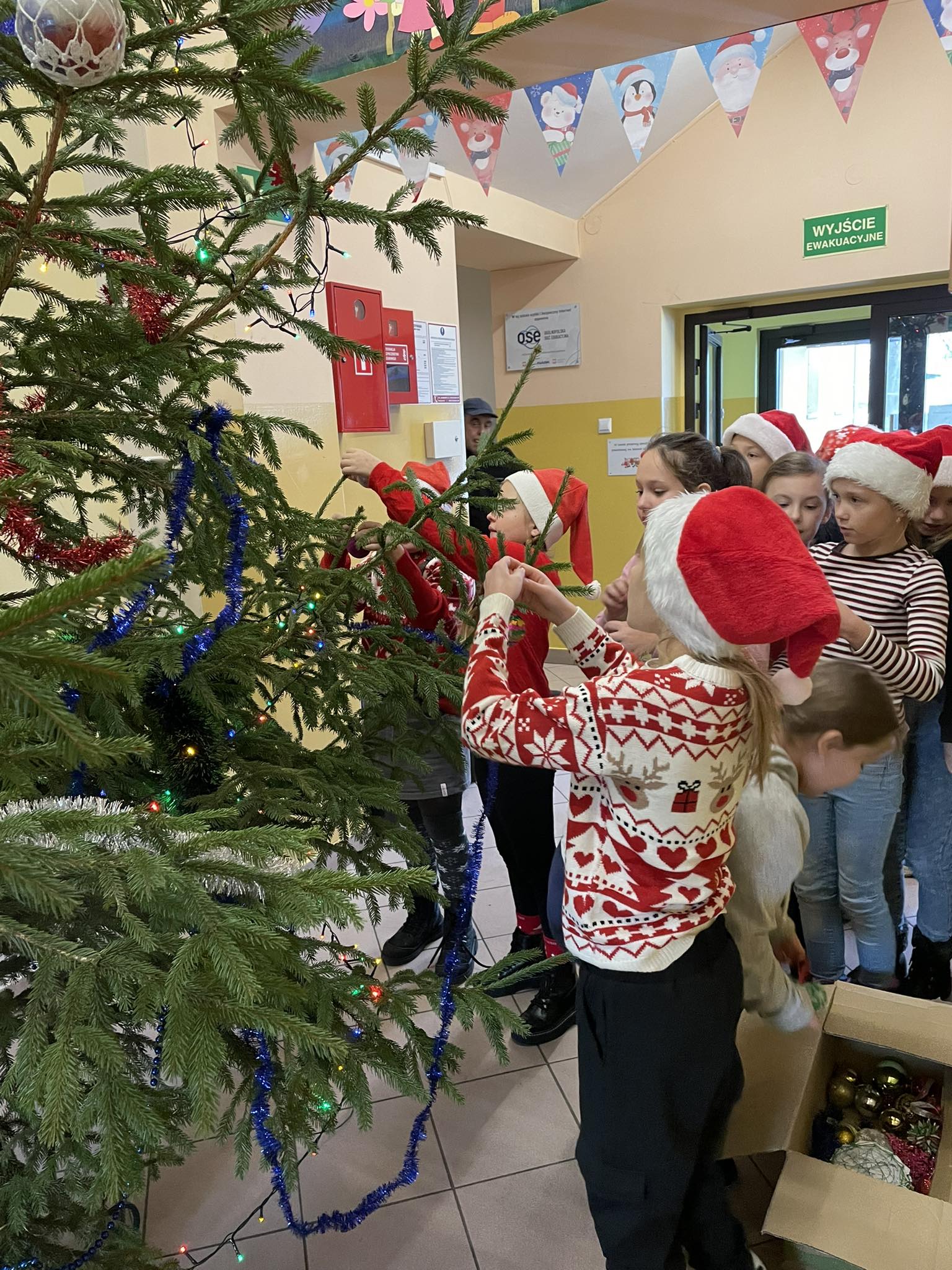 Uczniowie klas I-III w mikoajkowym nastroju