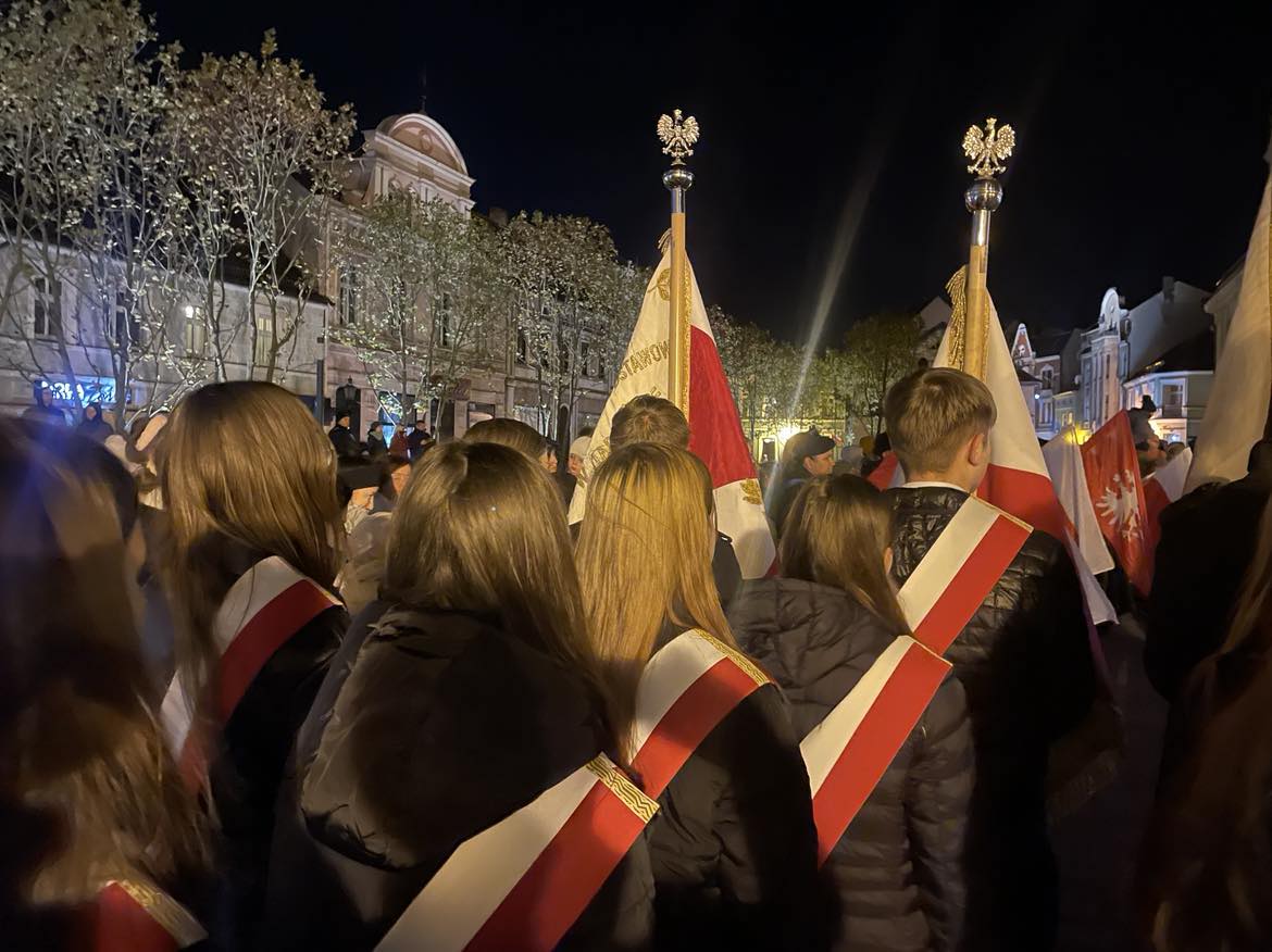 Poczet sztandarowy na gminnych uroczystociach Narodowego wita Niepodlegoci 2023