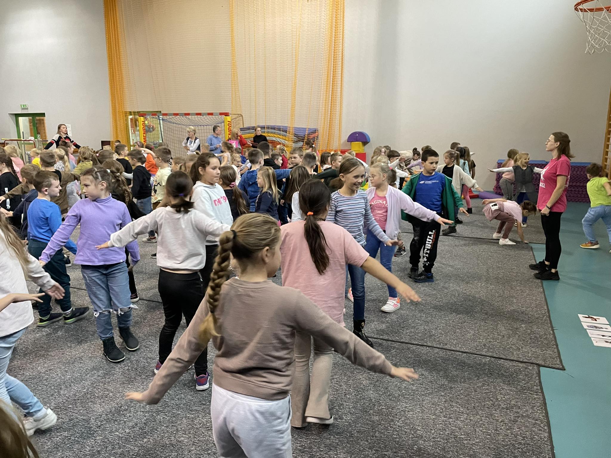 Klasy I-III na pokazie taca z Centrum Rozwoju Modego Czowieka Hajdasz